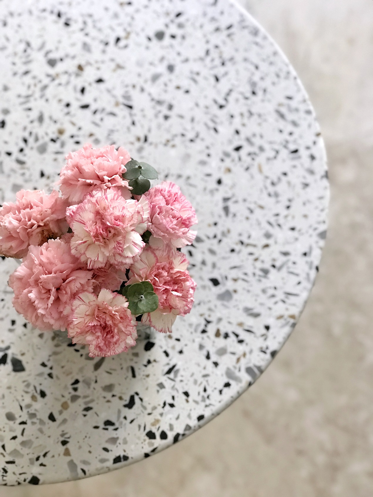 How harmonious Wayon Terrazzo and flowers are.