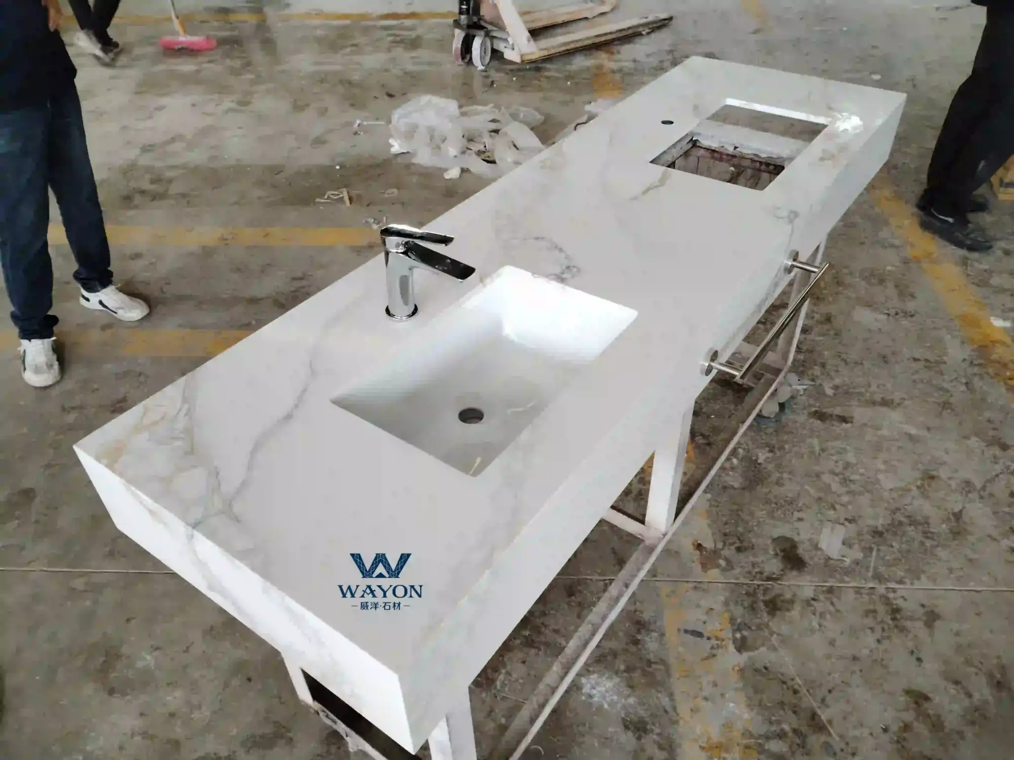 WG538 Borage Platinum Quartz Vanitytop